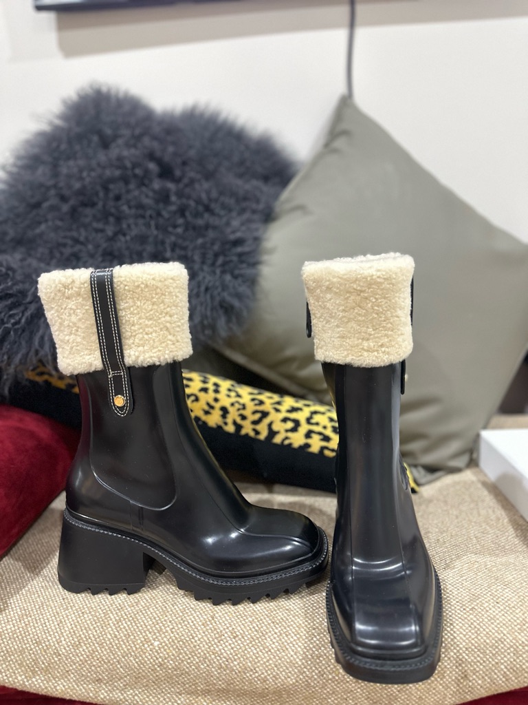 Chloe Black Rain Boots With Cream Faux-Shearling Cuff, Size Eu 38
